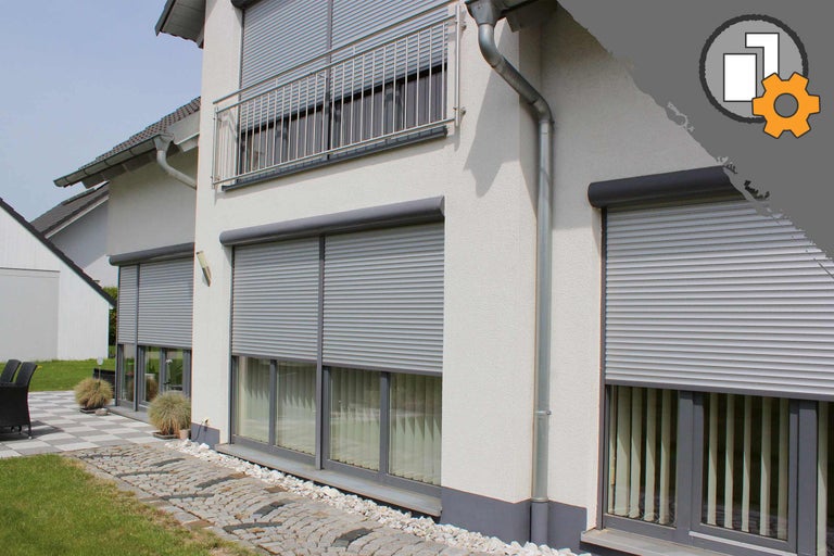 Hausfassade mit Rollläden für Fenster und Balkontür