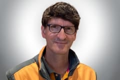 Porträt eines Mannes mit Brille und Jacke