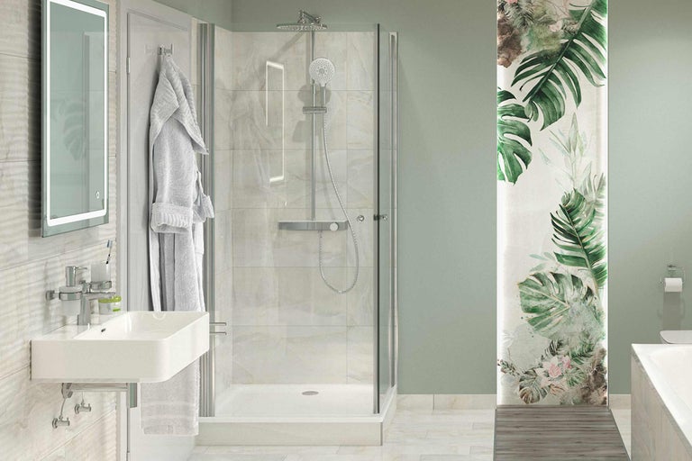 Helles Badezimmer mit Dusche, Waschbecken und Spiegel