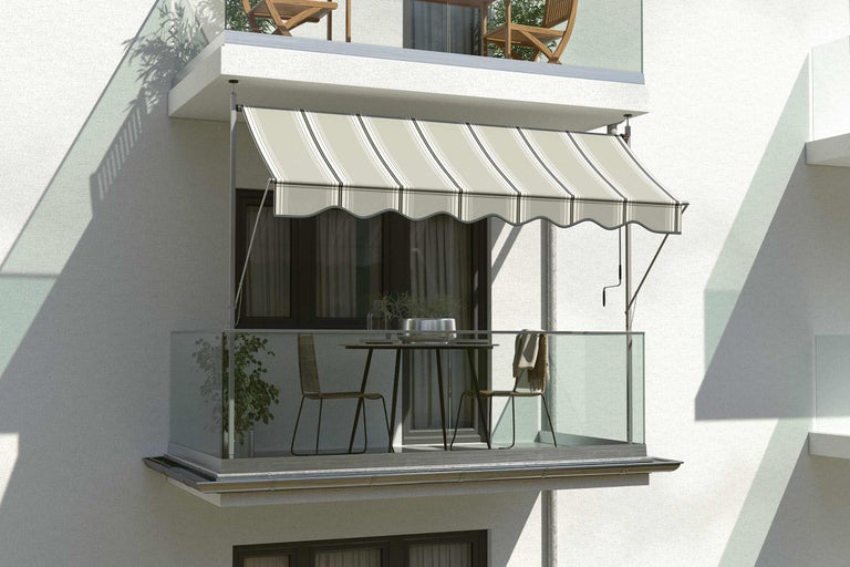 Balkon mit Markise, Tisch und Stühlen für den Außenbereich