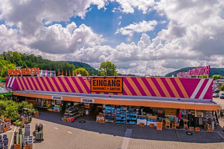 Außenansicht eines Hornbach Baumarktes mit Eingangsbereich und Gartencenter.
