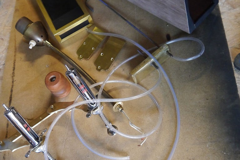 Ungeordnete Ansammlung von Lampenbauteilen und Zubehör.