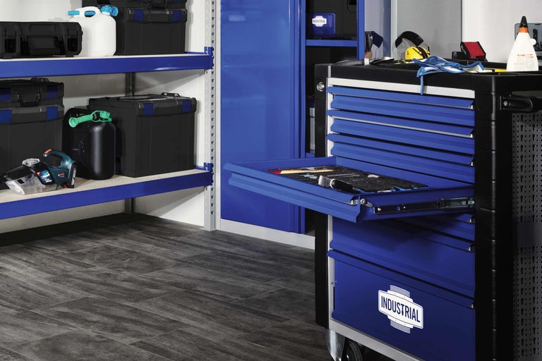 Werkstatt mit Werkzeugwagen, Regalen und Aufbewahrungsboxen