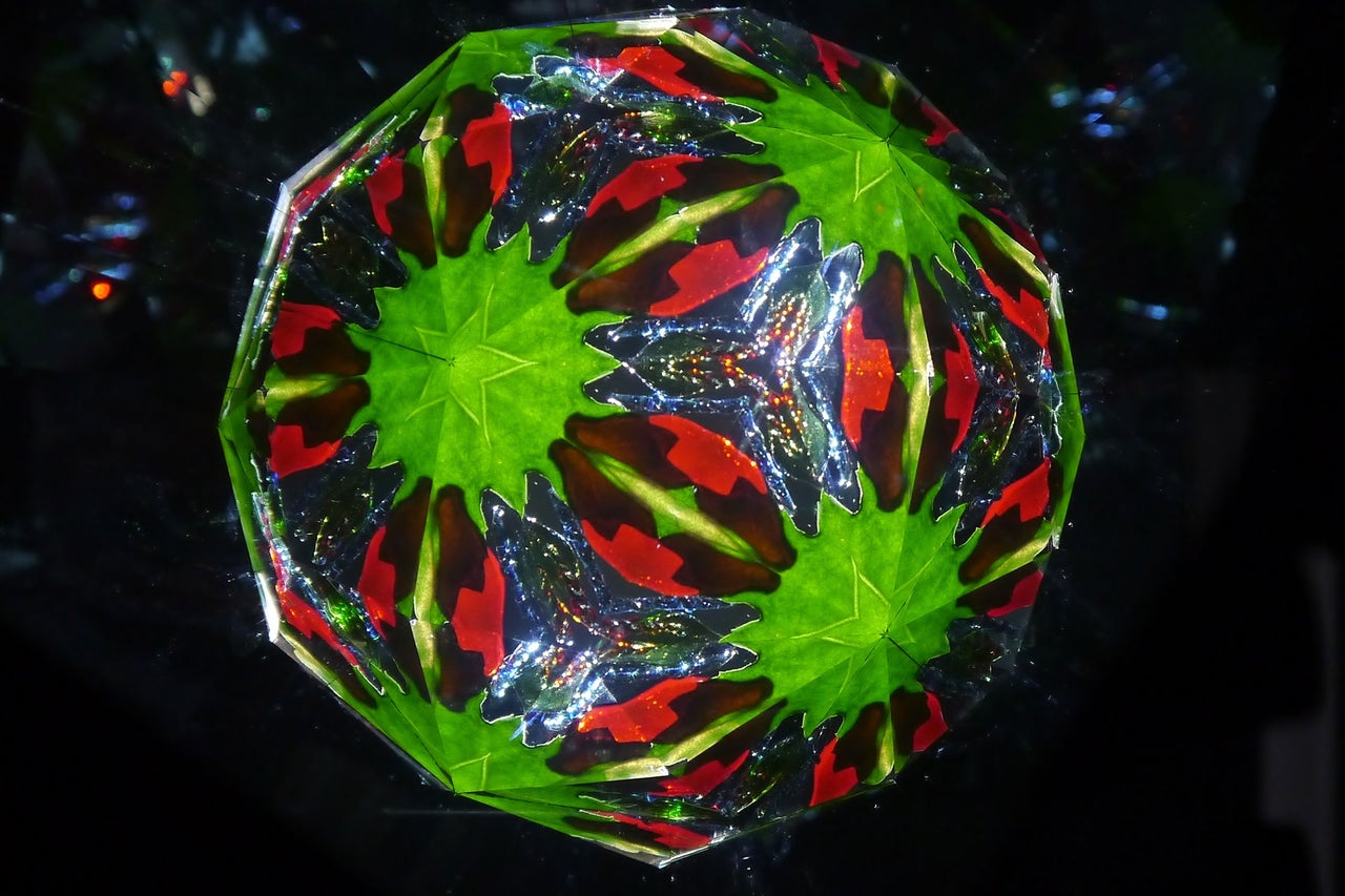 Abstraktes, kaleidoskopisches Muster mit geometrischen Formen