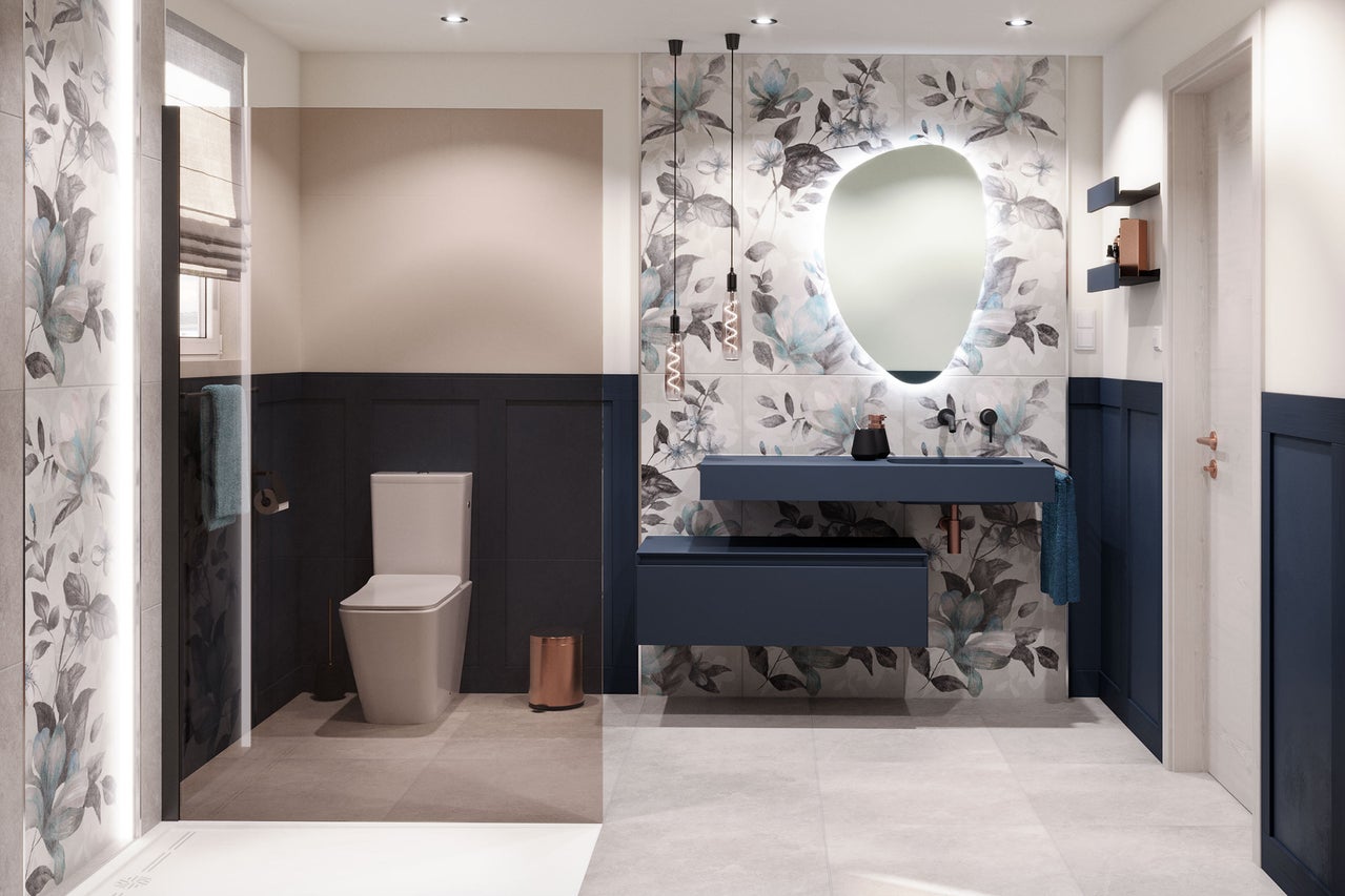 Modernes Badezimmer mit Toilette, Waschtisch mit Spiegel und floralen Fliesen