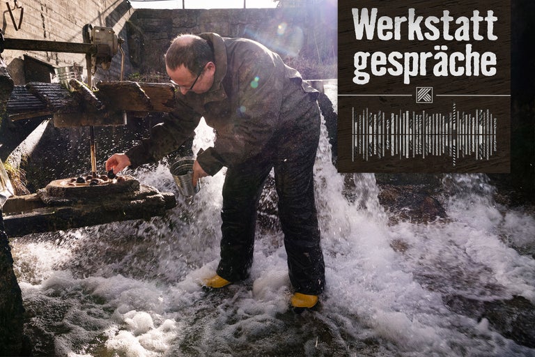 Werkstattgespräche Logo. Mann arbeitet an einer Wassermühle.