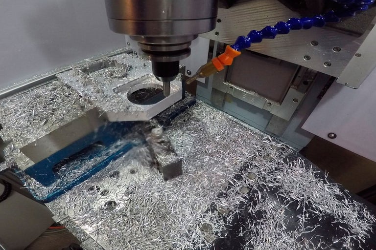 Metallbearbeitung mit CNC-Fräsmaschine und Metallspänen