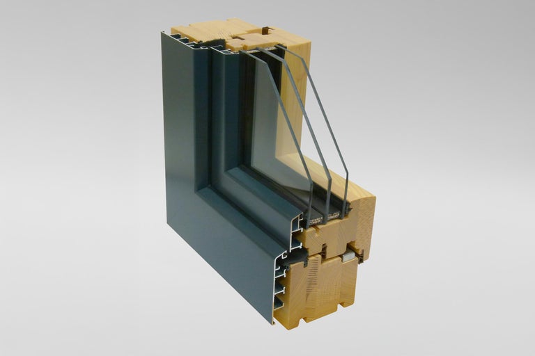 Querschnitt eines Holzfensters mit Dreifachverglasung
