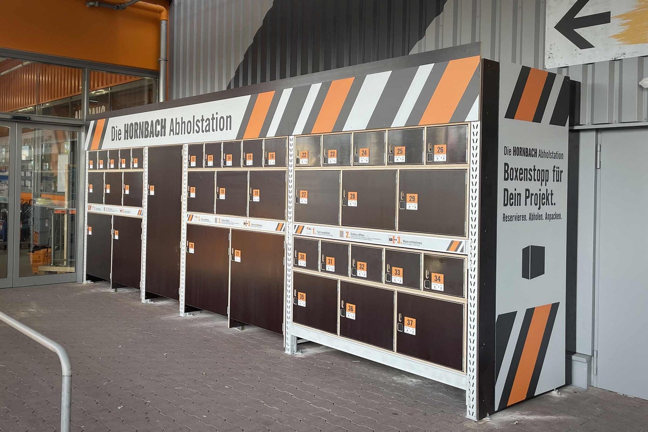 Die Hornbach Abholstation mit zahlreichen Fächern zur Selbstabholung bestellter Ware.