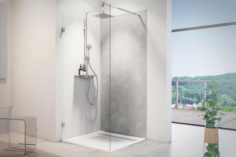 Begehbare Dusche mit Duschrinne und Duschsystem vor einem Fenster