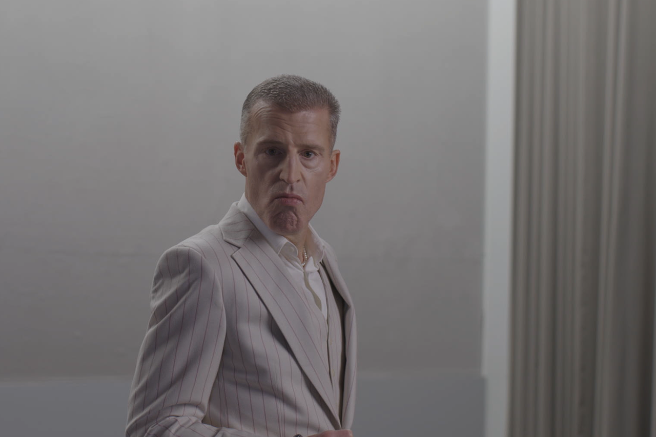 Mann im gestreiften Anzug