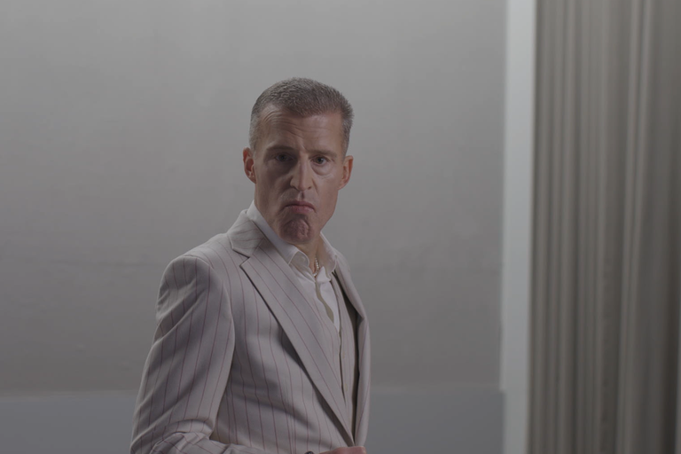 Mann im gestreiften Anzug