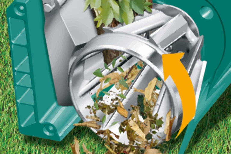 Gartengerät zum Zerkleinern von Gartenabfällen mit Einfülltrichter und gelbem Pfeil