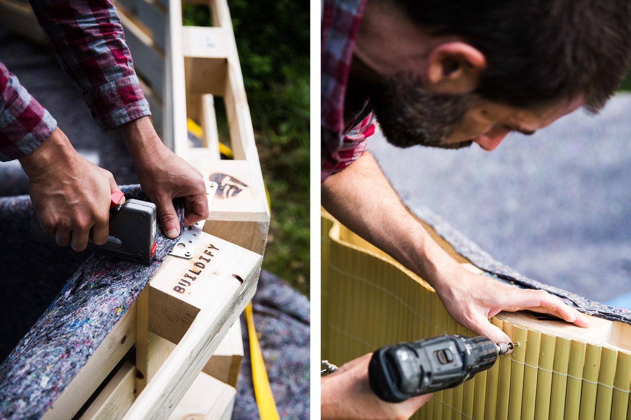 Zwei Bilder zeigen eine Person, die eine Holzpalette mit einem Tacker und eine andere Person, die Bambus mit einem Schraubenzieher an einer Holzpalette befestigt.