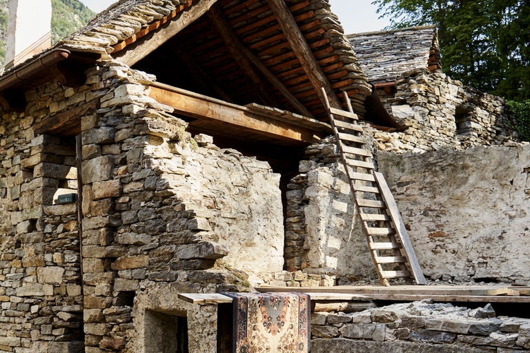 Historisches Gebäude mit Steinfassade, Holzkonstruktion und Leiter