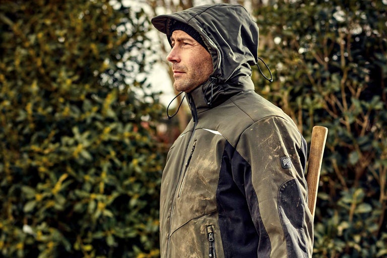 Mann mit schmutzabweisender Outdoorjacke mit Kapuze