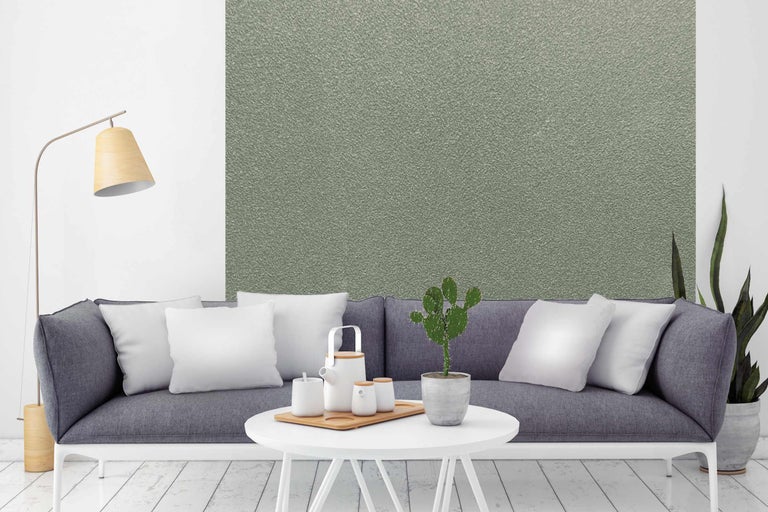 Wohnzimmer mit Sofa, Tisch, Lampe und Wandgestaltung