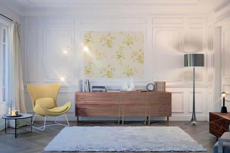 Wohnzimmer mit gelbem Sessel, Sideboard, Teppich und floraler Tapete