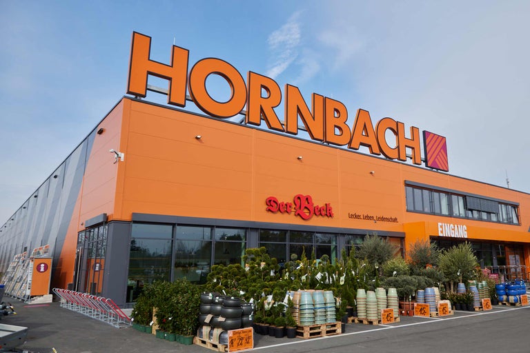 Hornbach Baumarkt Gebäudeansicht mit Pflanzen vor dem Eingang