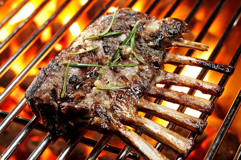 Lammkarree mit Rosmarin auf einem Grill