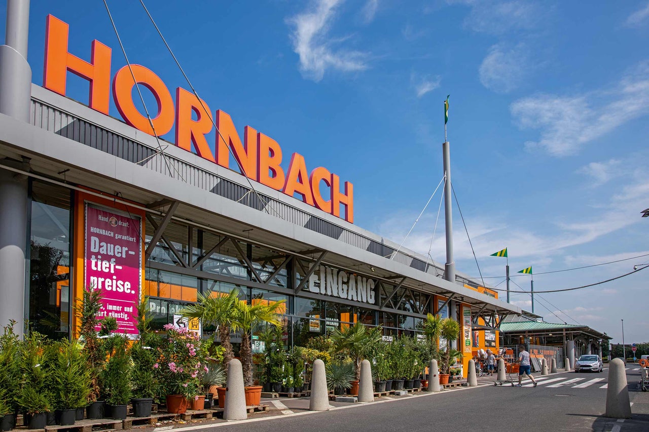  Außenansicht eines Hornbach Baumarktes bei Tageslicht 