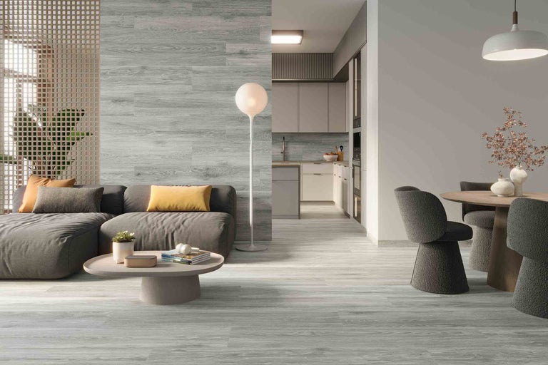 Helles Wohnzimmer mit Holzbodenfliesen in Holzoptik, Sofa und Essbereich