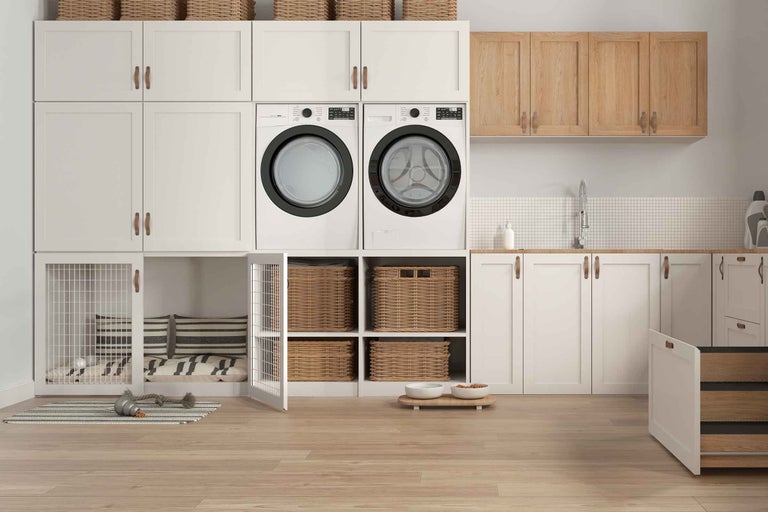Waschküche mit Waschmaschine, Trockner, Schränken, Körben und Hundebereich