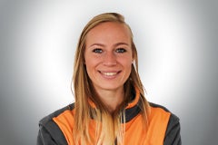 Porträt einer lächelnden Frau in Arbeitskleidung