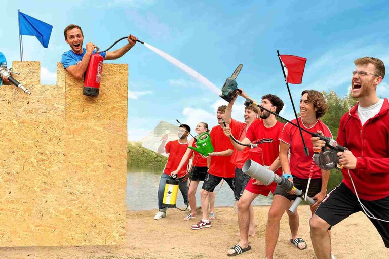 Gruppe von Personen, die Wasserpistolen und einen Feuerlöscher bei einem Wasserkampf verwenden