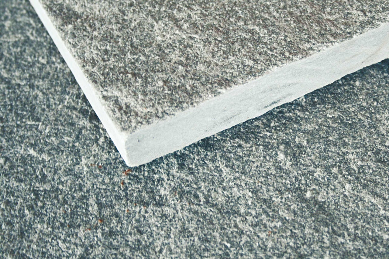 Graue Natursteinfliese im Detail