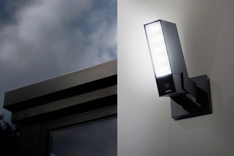 Dunkle Aussenwandleuchte mit integrierter Kamera an einer Wand montiert