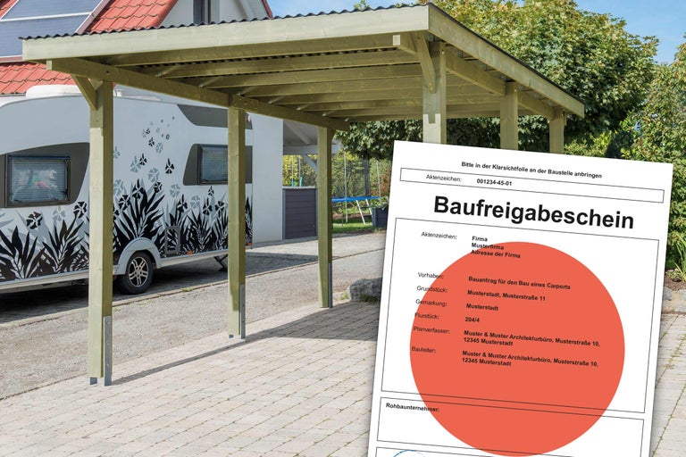 Carport aus Holz mit Baugenehmigung im Vordergrund