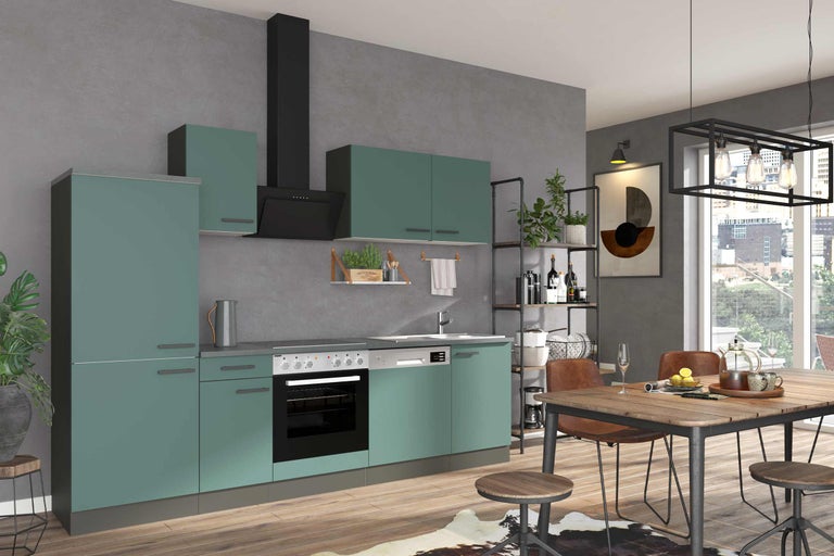 Helle Küche mit Küchenzeile, Dunstabzugshaube und Esstisch