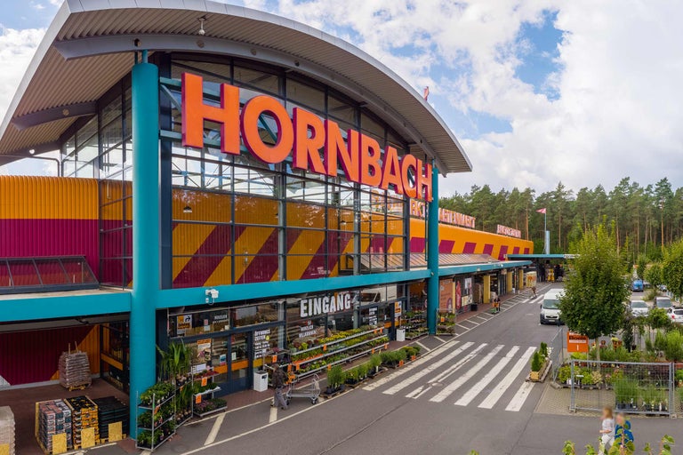 Außenansicht eines Hornbach Baumarkts mit Eingangsbereich