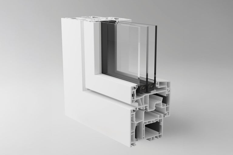 Querschnitt eines weißen Kunststofffensters mit Dreifachverglasung