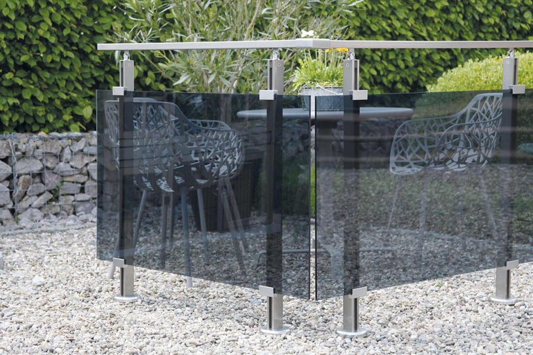 Sichtschutzzaun aus Glas mit Edelstahlpfosten im Garten