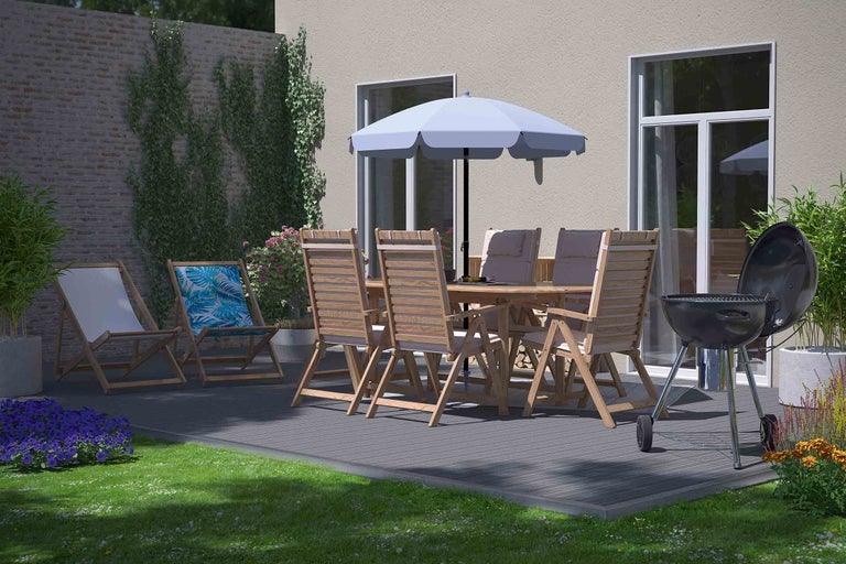 Terrasse mit Gartentischgruppe, Sonnenschirm und Grill