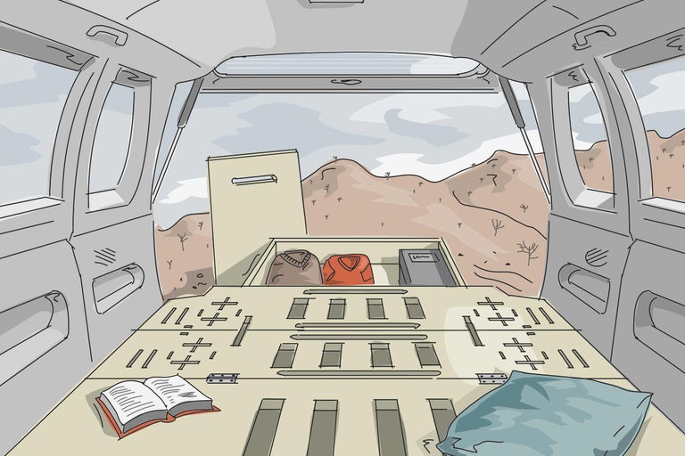 Innenraum eines Autos mit Gepäck und Blick auf eine Landschaft