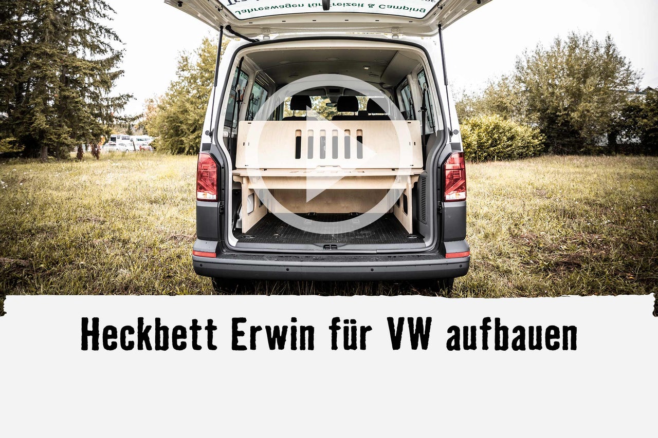 
			Heckansicht eines VW Busses mit eingebautem Heckbett aus Holz
		