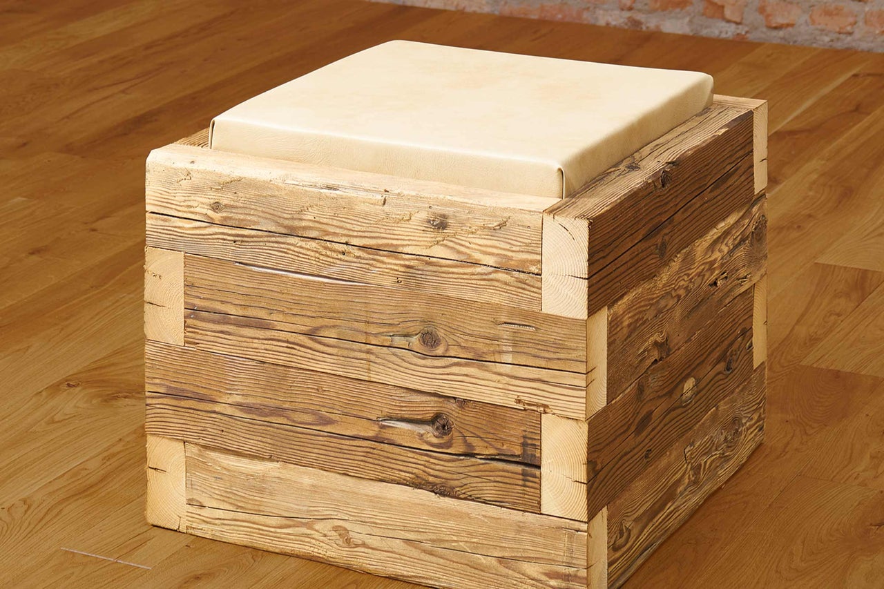 Holzhocker mit Sitzpolster