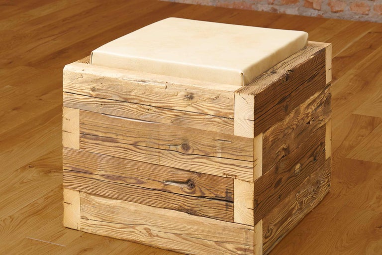 Holzhocker mit Sitzpolster
