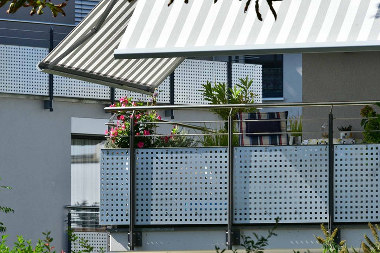 Balkonansicht mit Markise und Geländer
