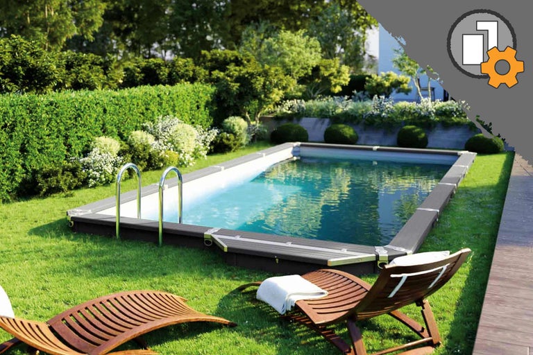 Schwimmbad im Garten mit Leiter und Liegestühlen