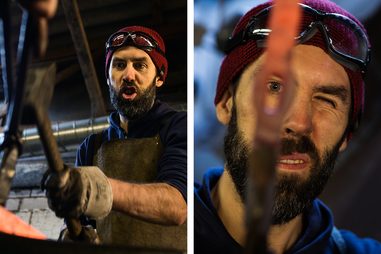 Ein Mann mit Schutzbrille, Mütze und Schürze, der in einer Schmiede mit einem Hammer arbeitet.