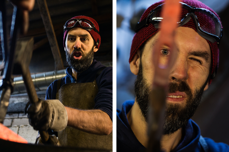 Ein Mann mit Schutzbrille, Mütze und Schürze, der in einer Schmiede mit einem Hammer arbeitet.