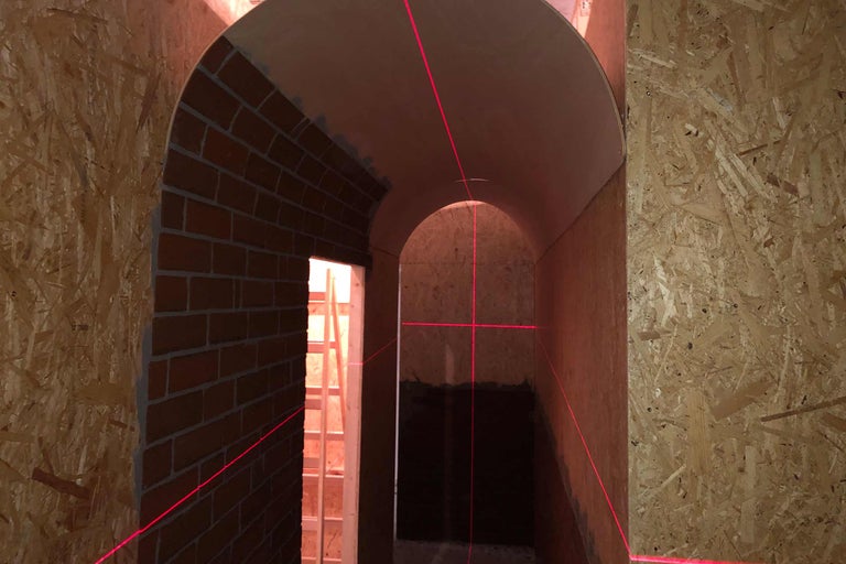 Tunnelrohbau mit rotem Laserlicht zur Ausrichtung