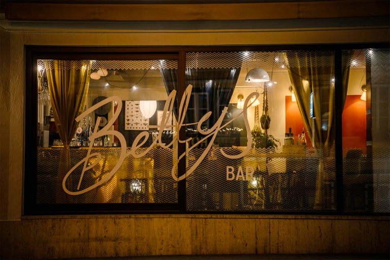 Die Fassade einer Bar mit dem Schriftzug Betty's Bar auf dem Fenster