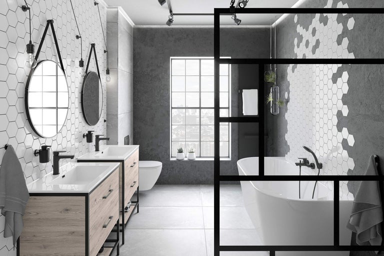 Modernes Badezimmer mit Waschtischen, Spiegeln, Badewanne und Fliesen