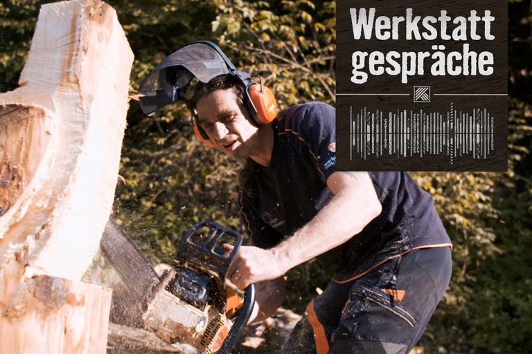 Mann mit Kettensäge bearbeitet Holz, im Hintergrund der Text Werkstattgespräche