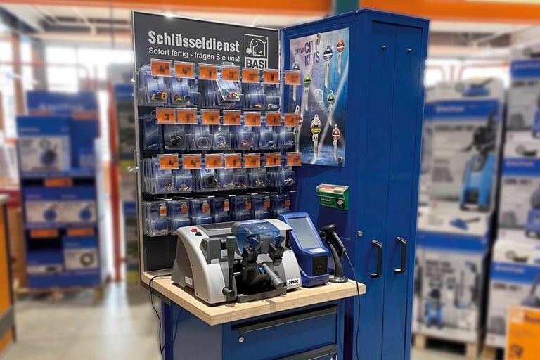 Schlüsseldienst mit Schlüsseln, Schlüsselrohlingen, Schlüsselanhängern und Schlüsselkopiermaschine